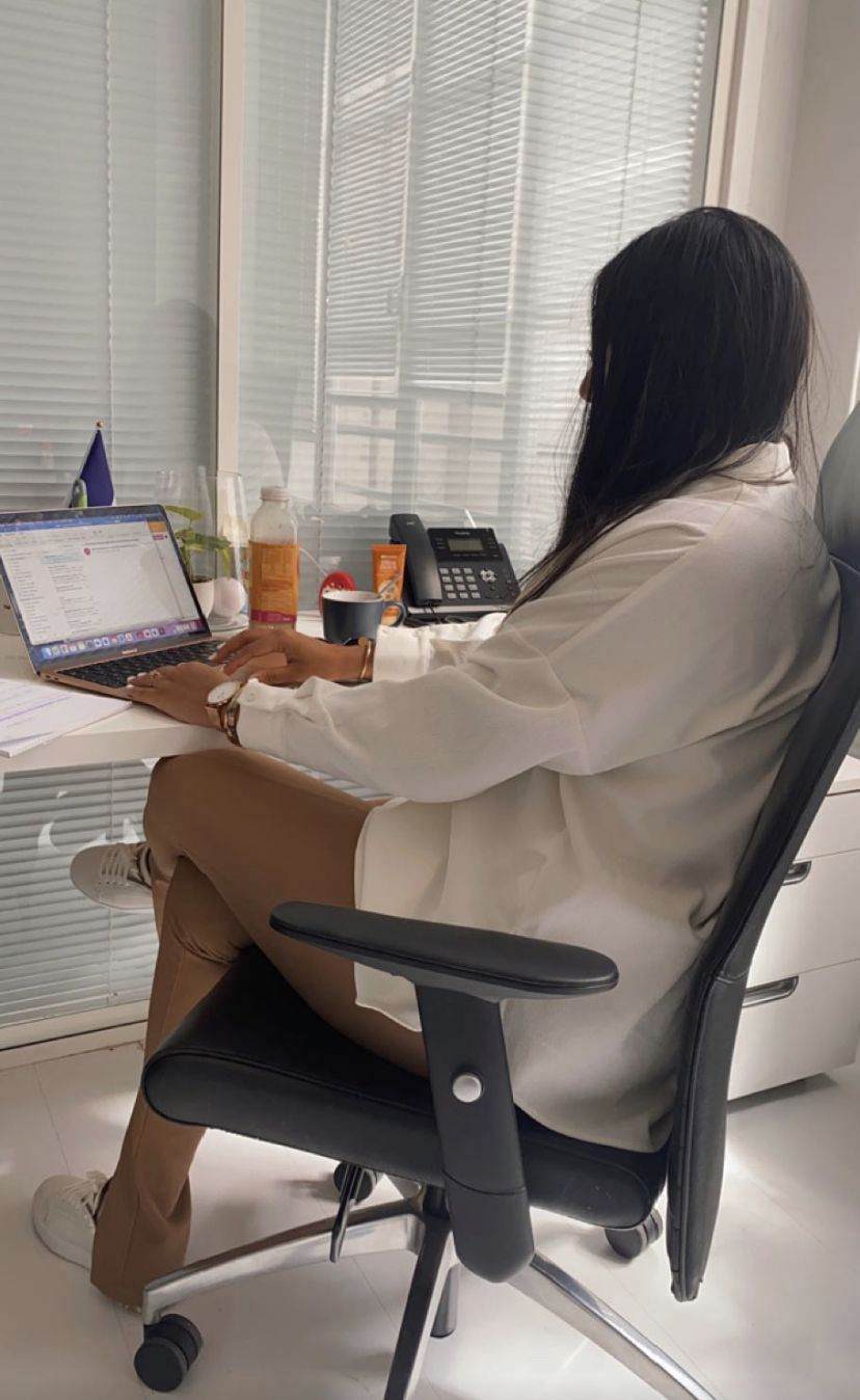 La fondatrice d'Ah_Comdesign au travail dans son bureau à Paris